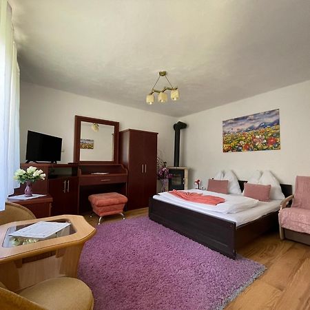Apartmany Pod Troma Korunami Cerveny Klastor Exterior photo