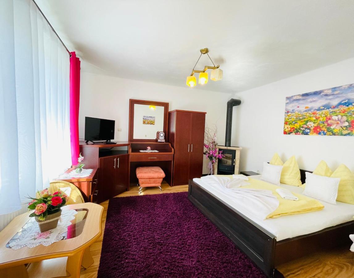 Apartmany Pod Troma Korunami Cerveny Klastor Exterior photo