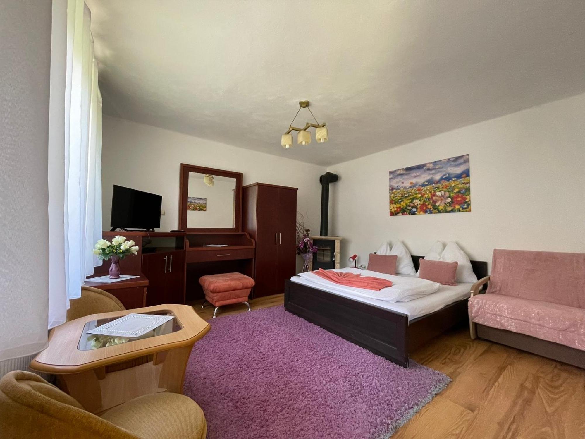 Apartmany Pod Troma Korunami Cerveny Klastor Exterior photo