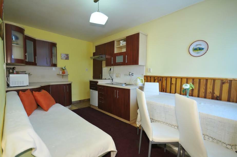 Apartmany Pod Troma Korunami Cerveny Klastor Exterior photo