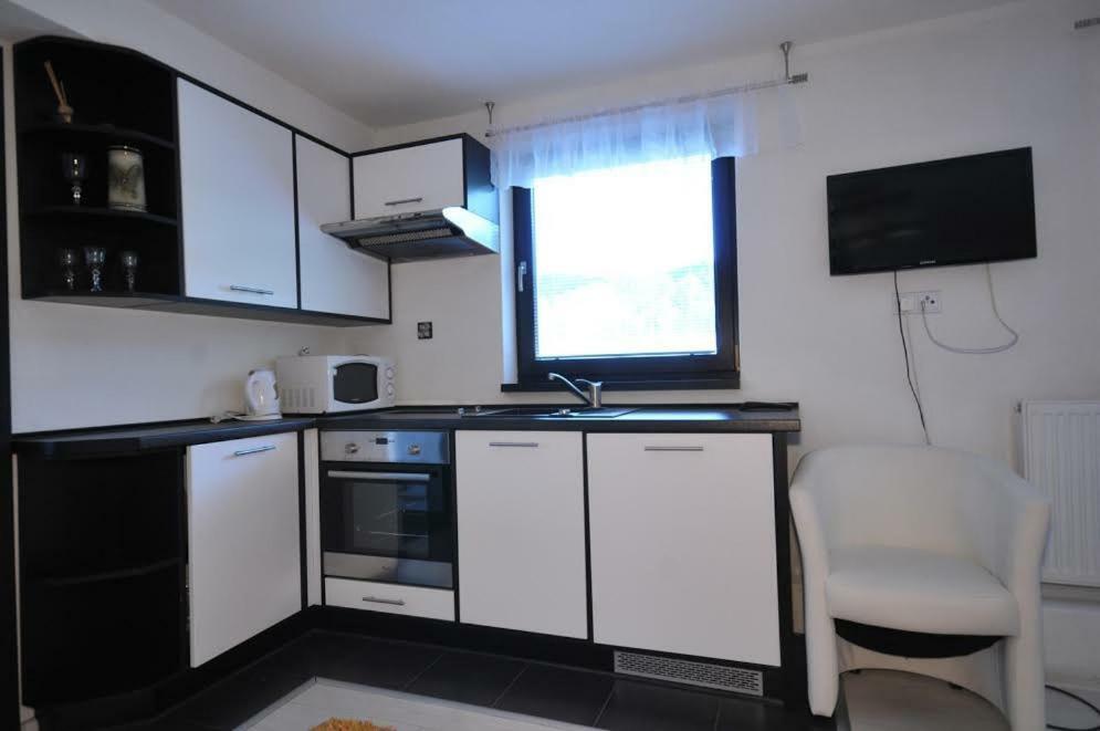Apartmany Pod Troma Korunami Cerveny Klastor Exterior photo