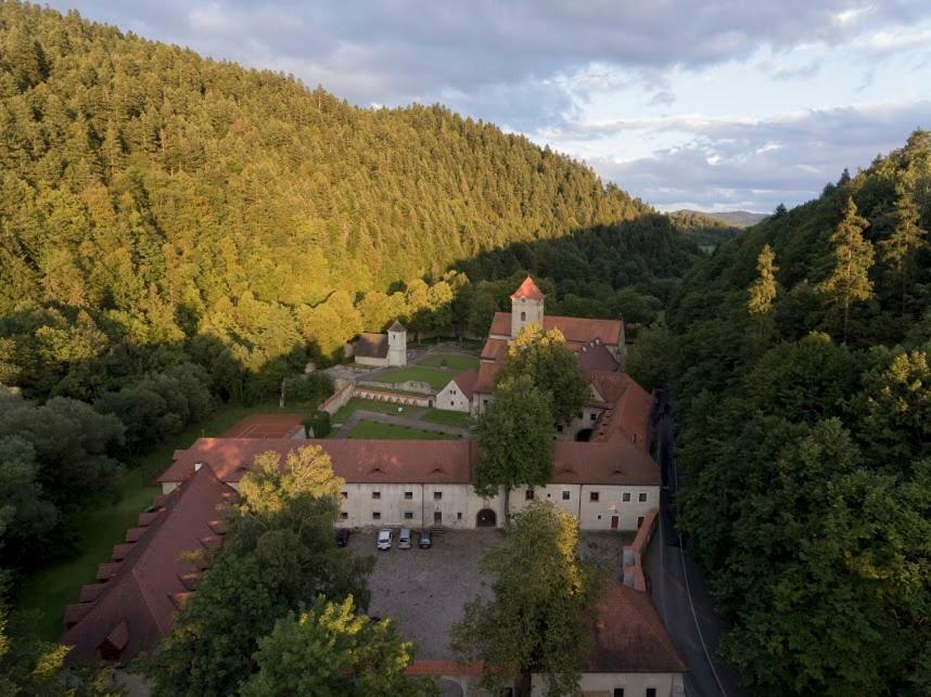 Apartmany Pod Troma Korunami Cerveny Klastor Exterior photo